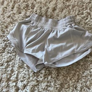 Lululemon White 2.5 Hottie Hots